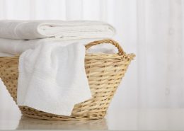 نکات و ترفندهای مؤثر برای شستن لباس های سفید در خانه